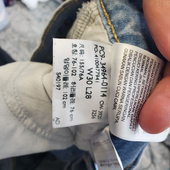 Levis Wedgie Straight Jeans High Rise Light Wash Ripped Knee 90s Mom Womens 30 - Picture 10 of 11